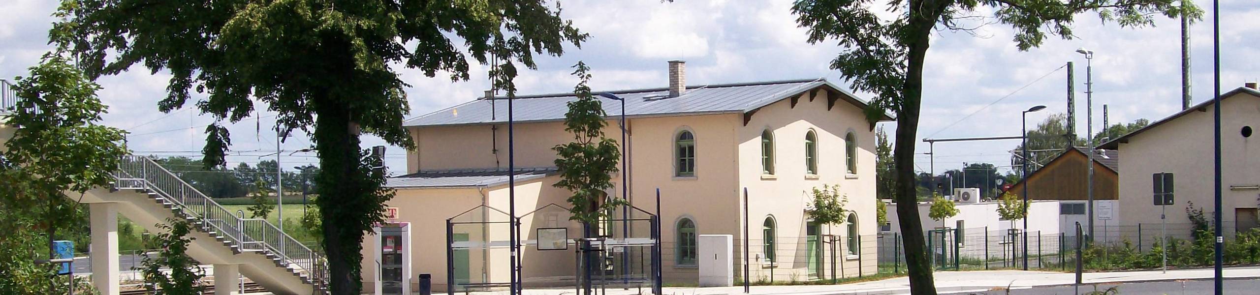 bahnhof im sommer schmaler